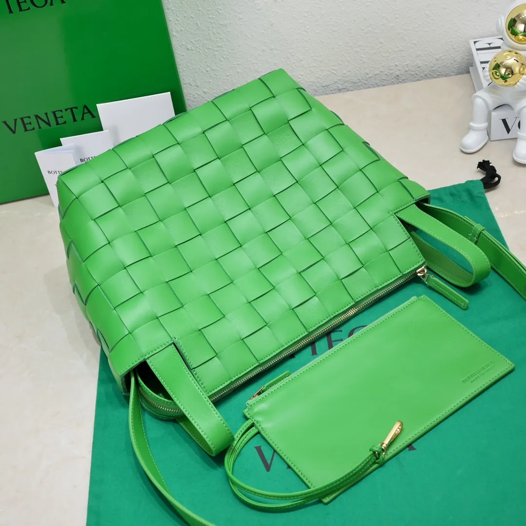 Batch 2600 BottegaVeneta What can be packed in the new bowling bag? Have you got the new bowling bag? Super large capacity ~ The key is low-key, simple and casual style ~ the fashion sense is not reduced at all. It combines BV's classic woven elements and can also be used for computers. The length of the shoulder straps can be adjusted. It is suitable for tall girls to carry. Boys also have a sunny back☀️ Style number: 7466# Size: 28*21*16